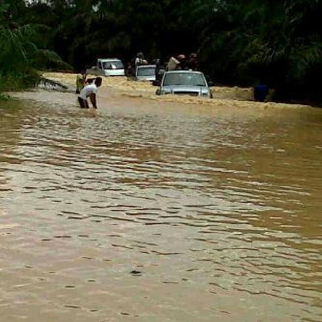 Jalan Provinsi Banjir di Tanjung Pauh, Kenderaan Antre 3 KM