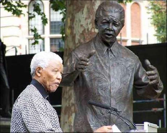 Di Inggris, Patung Nelson Mandela Juga Berbaju Batik