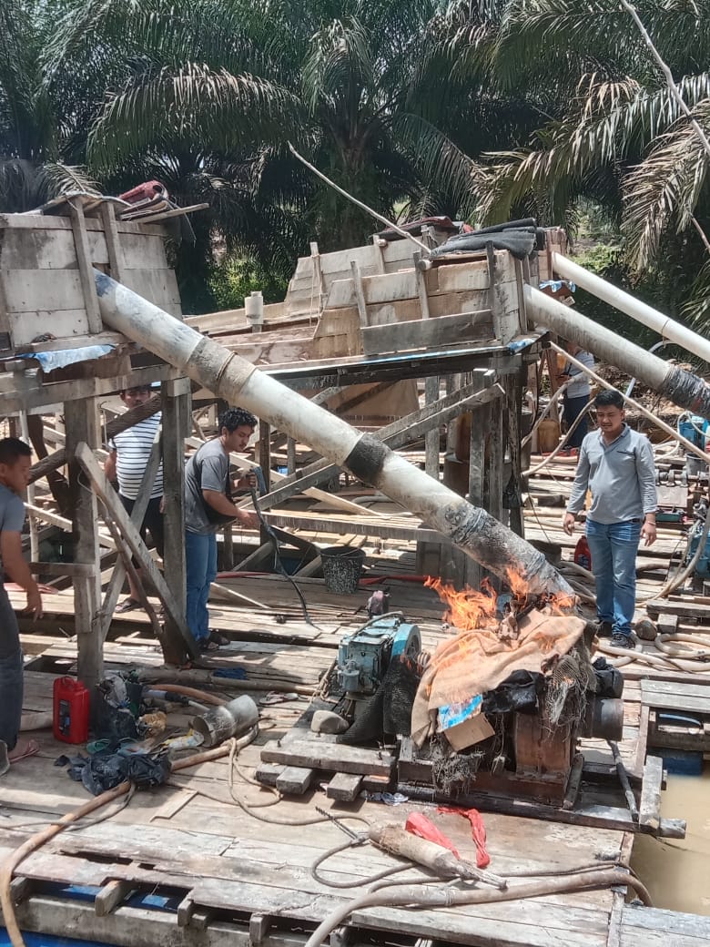 4 Rakit Dompeng di Simpang Cuko Pintu Gobang Kari Dibakar, Pemodal dan Pekerja Lolos