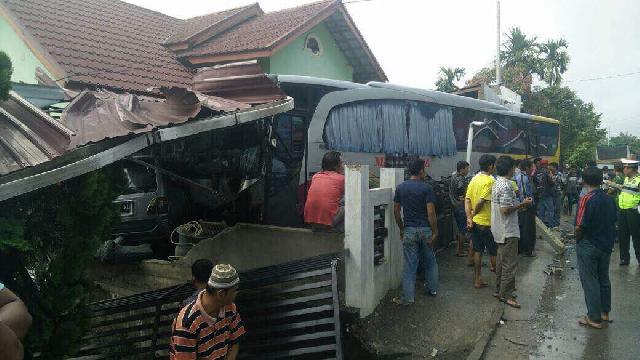 Kapolres : Bus Seruduk Rumah di Kari Karena  Sopir Hilang Kendali Akibat Ban Pecah Hantam Lubang