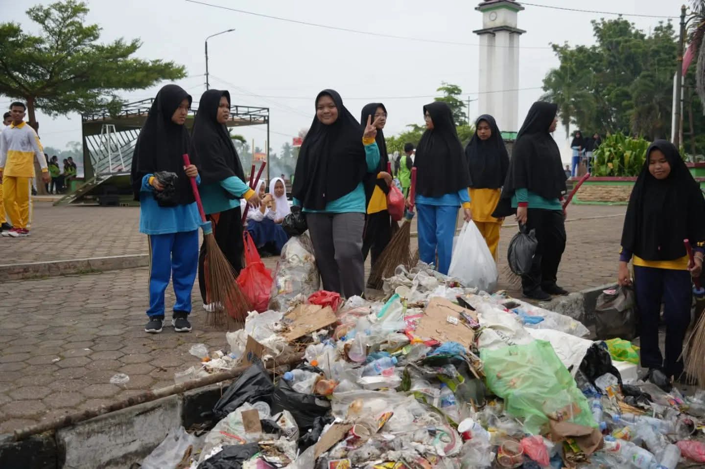 Viral, Tapi Sampah Berserakan dan Air Keruh Menjadi Sorotan  Dalam Pelaksanaan Pacu Jalur