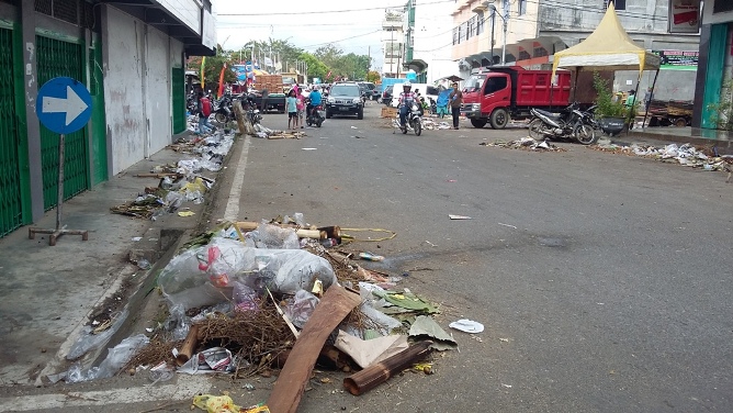 Petugas Kebersihan Beperang Bersihkan Sampah Usai Pacu Jalur