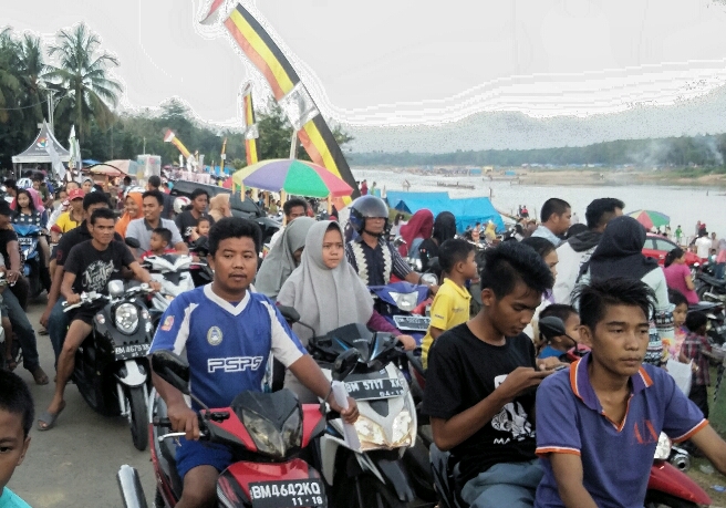 Saksikan Jalur Latihan, Ribuan Warga Padati Tepian Datuak Simambang Rajo Nan Putiah