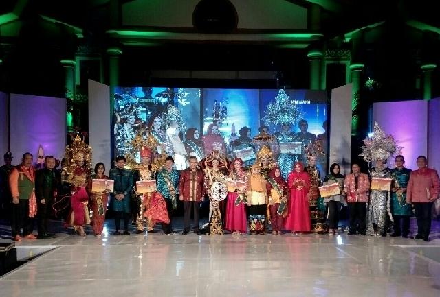 Spektakuler, Tiara dari Kuansing Rebut Juara Pertama Lomba Desain Kostum Tradisional Riau 2016