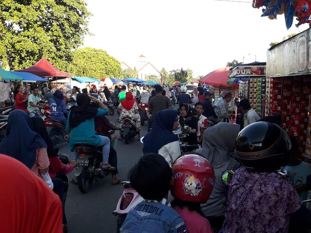 Sambil Ngabuburit, Warga Serbu Pasar Kaget Ramadhan di Kota Jalur