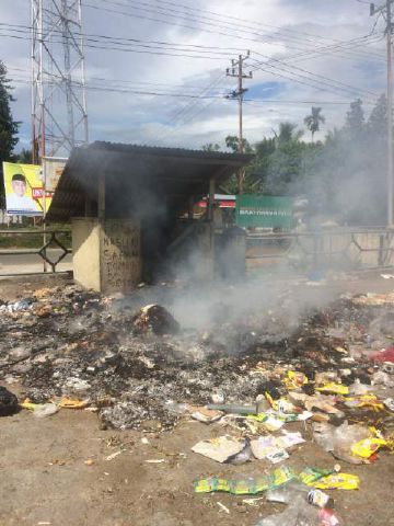Tumpukan Sampah Dibakar Ditengah Pasar, Tokmas Pangean Marah